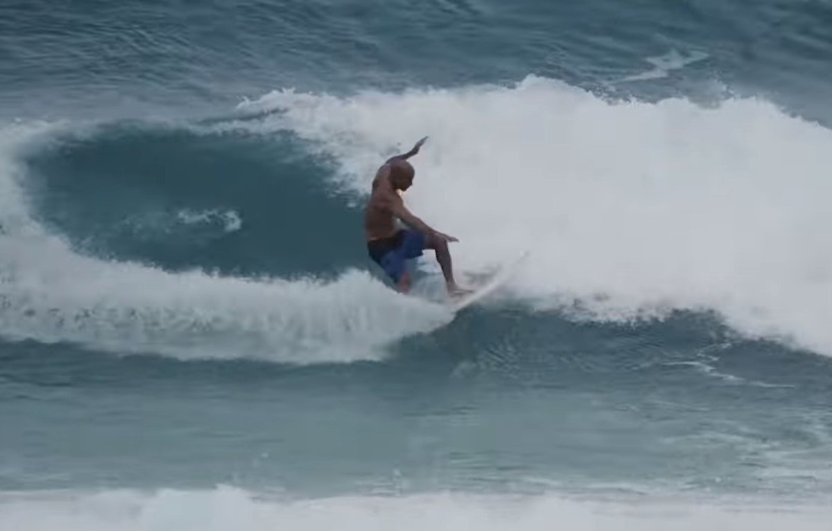 Kelly Slater pegando uma onda