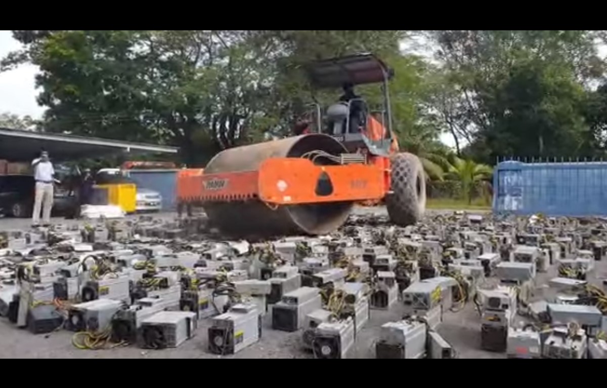 Trator esmaga mil máquinas de minerar Bitcoin