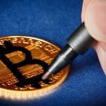 Desenho de Bitcoin em moeda falsa