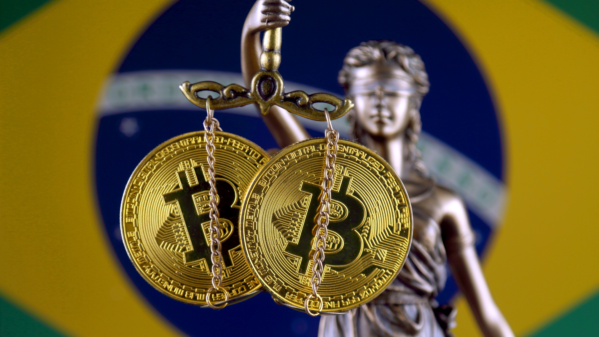 Estátua da justiça segurando Bitcoin com bandeira do Brasil ao fundo