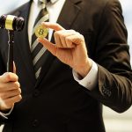 Homem juiz segurando martelo da justiça e Bitcoin