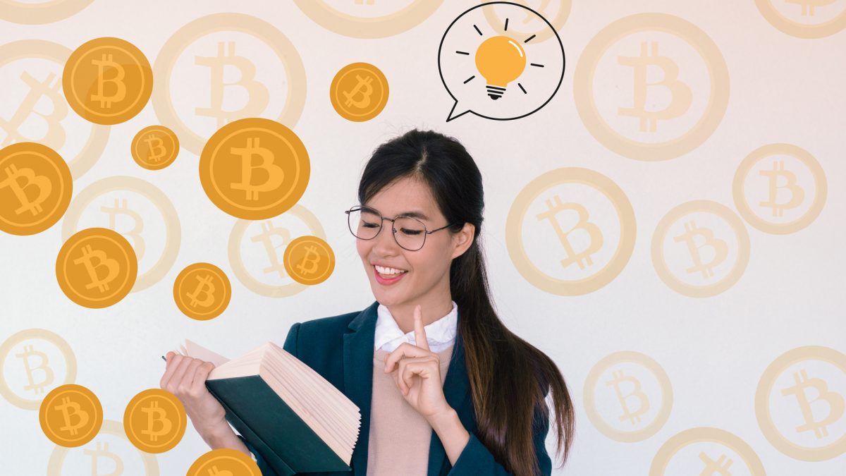 Jovem lê e estuda sobre o Bitcoin em livro curso