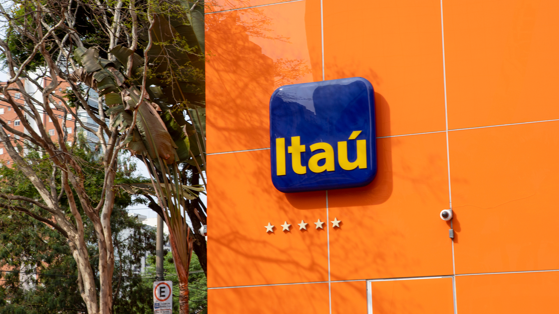 Logomarca do Itaú na fachada de banco comercial brasileiro Bitcoini