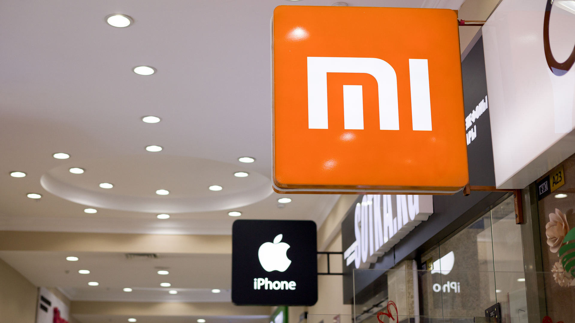 Loja da marca Xiaomi e da Apple ao lado uma da outra