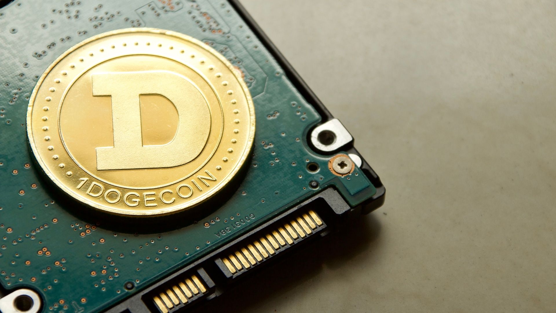 Moeda Dogecoin em cima de periférico mineração