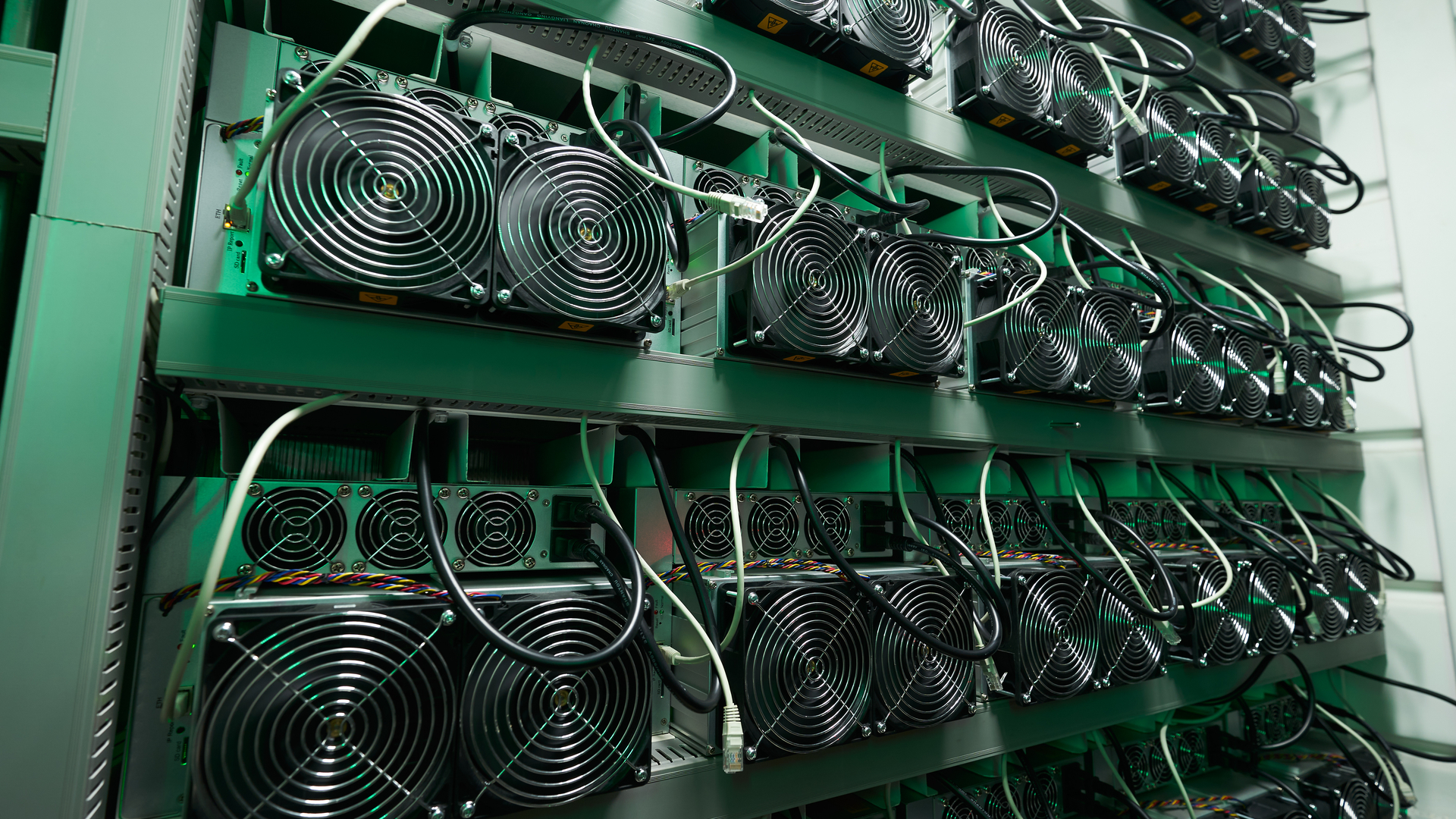 Rack de mineradoras de Bitcoin
