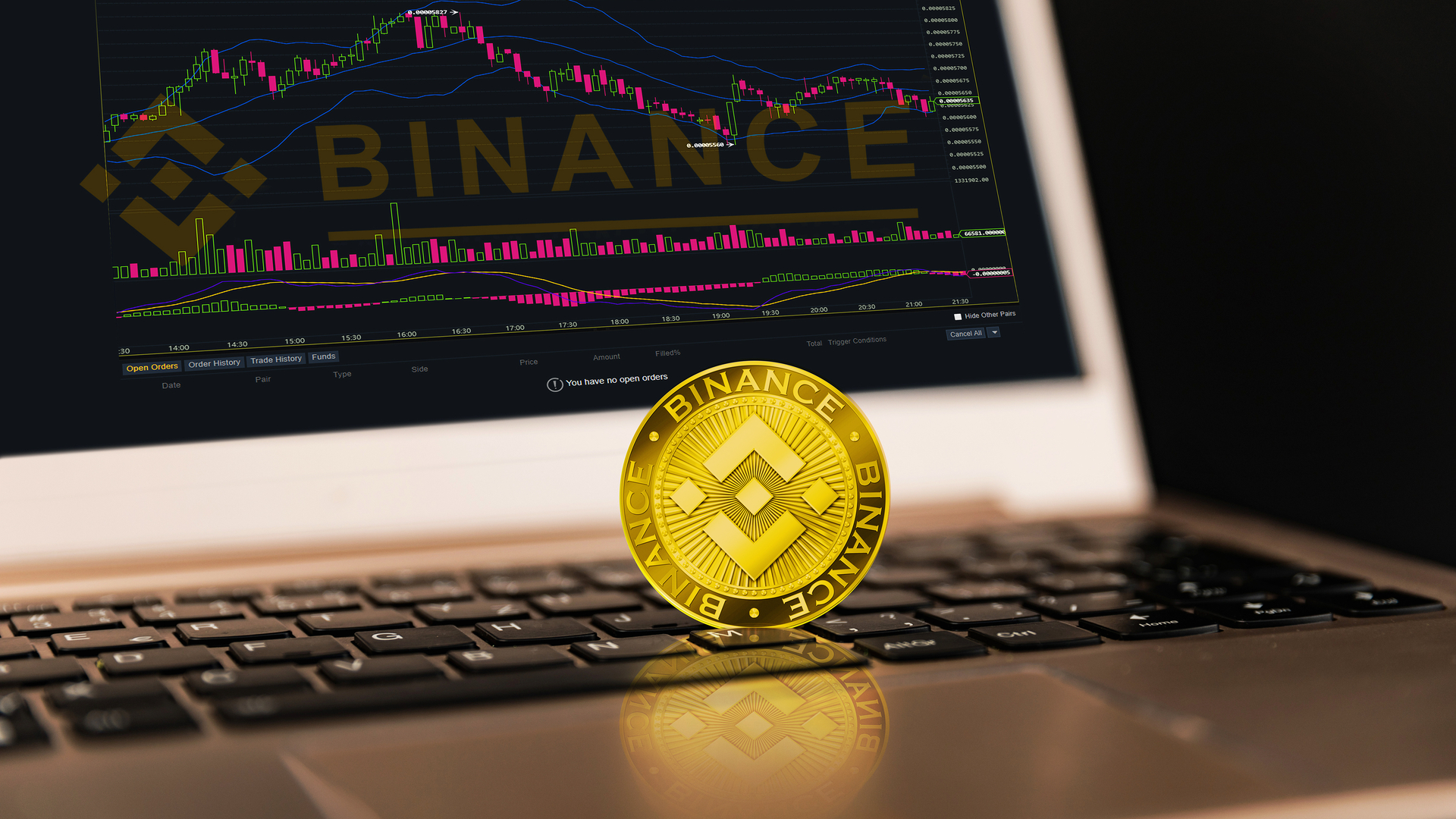 Tela de computador com Corretora Binance e criptomoeda em cima do teclado regras conformidade usuários