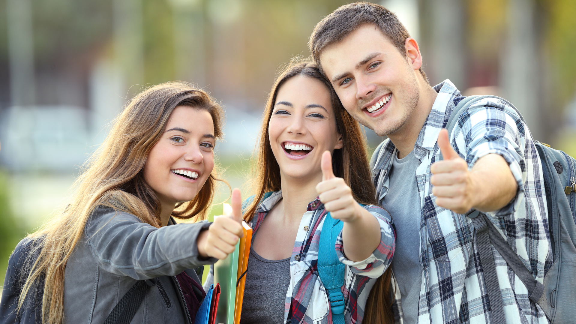 Três estudantes de faculdade felizes criptomoedas bitcoin