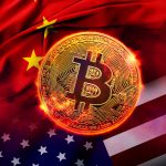 Bandeira da China e dos EUA com Bitcoin pegando fogo