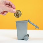 Bitcoin sendo jogado no lixo