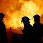 Bombeiros combatendo incêndio