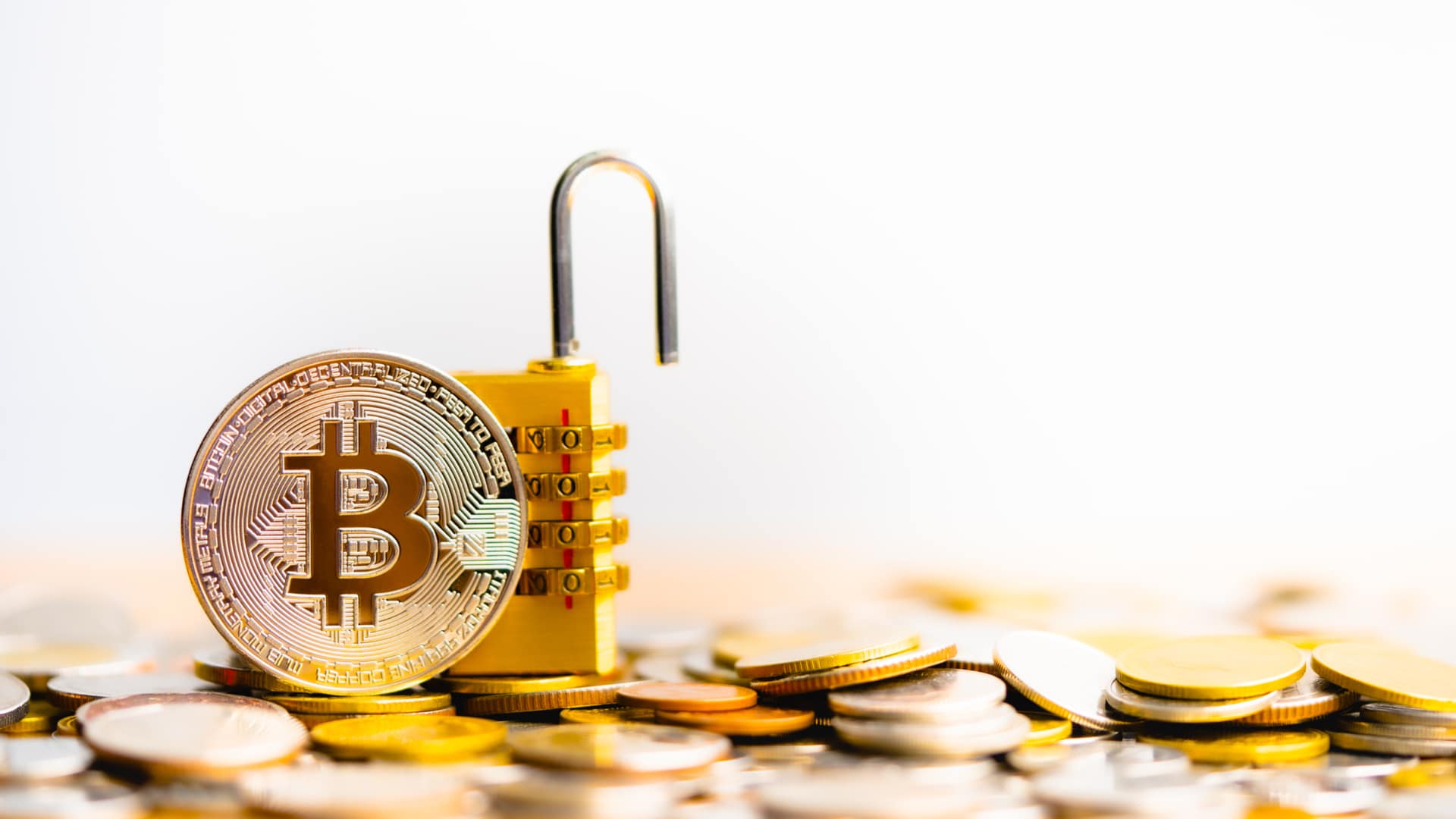 Cadeado destravado e Bitcoin em caso de baixa segurança dos dados corretoras