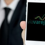 Celular com imagem da Via Varejo