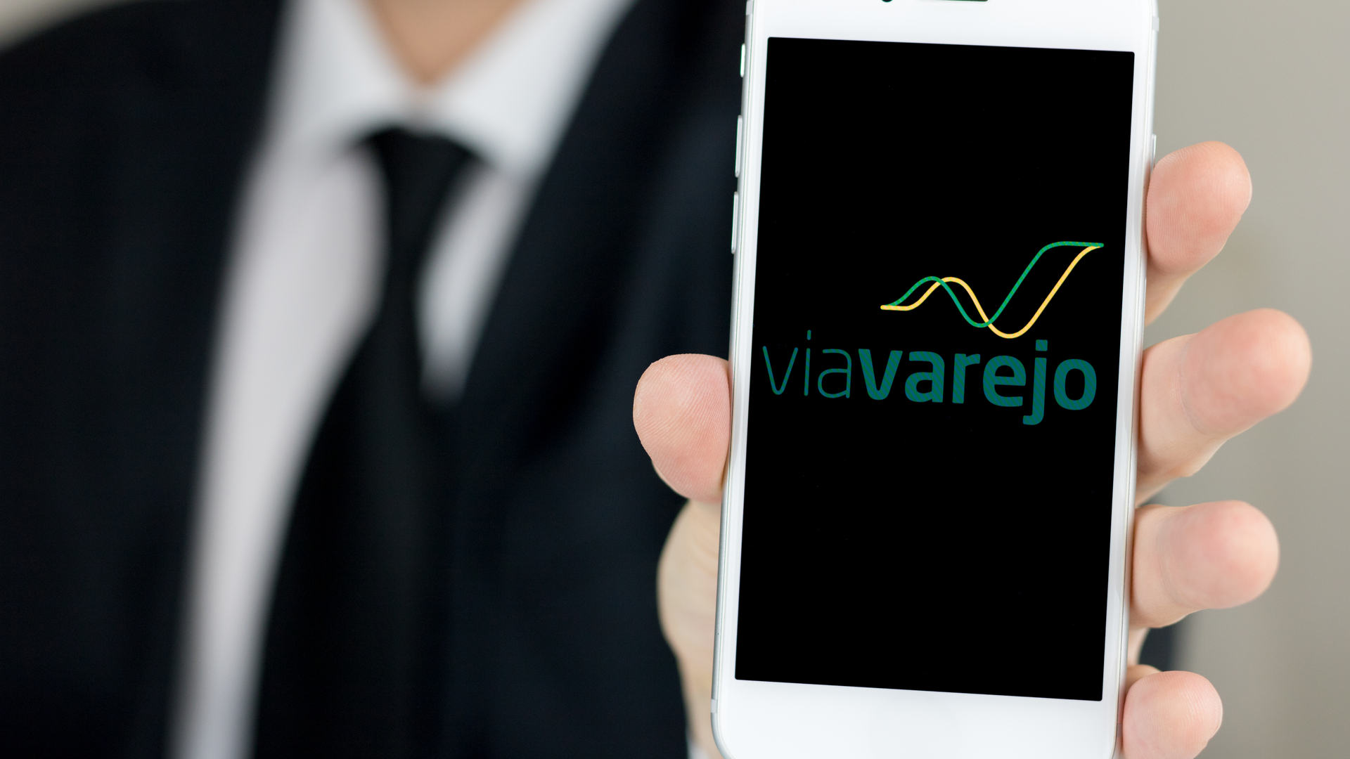 Celular com imagem da Via Varejo
