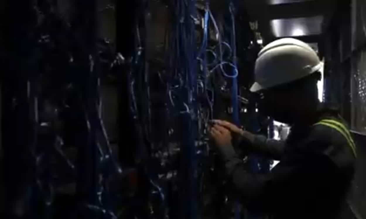 Homem em El Salvador ligando equipamentos de Bitcoin em rede de energia de vulcões