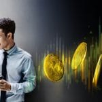 Homem feliz com alta do Bitcoin no mercado gráficos candles