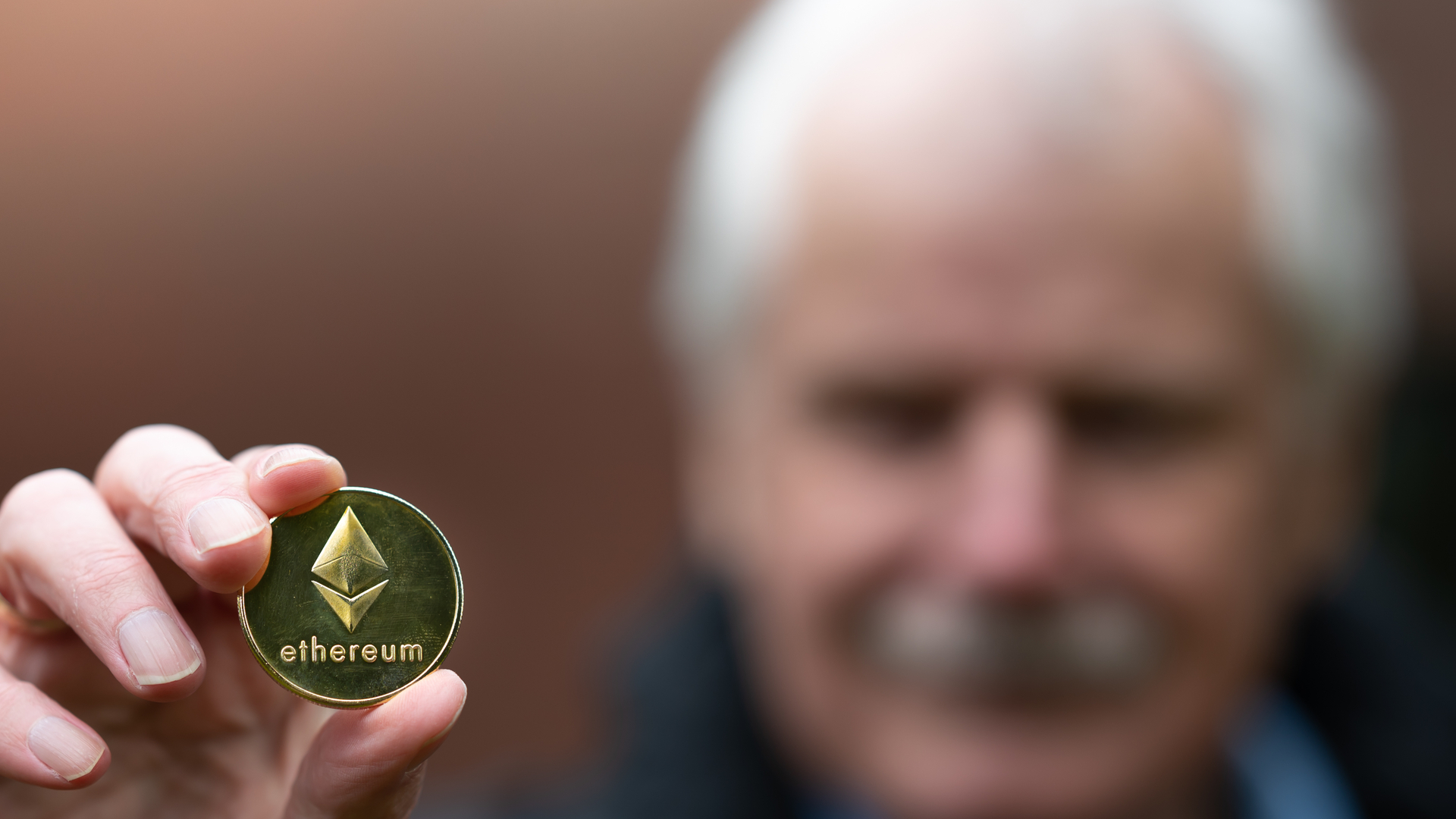 Idoso segurando Ethereum longevidade criador
