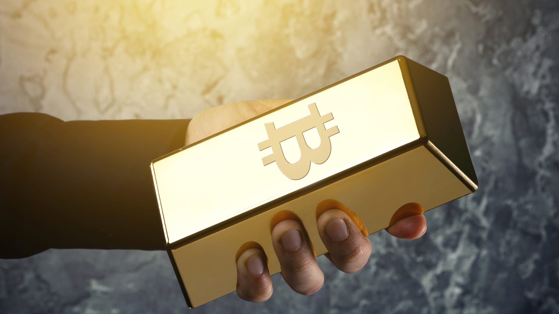 Mão segurando barra com símbolo do Bitcoin ouro