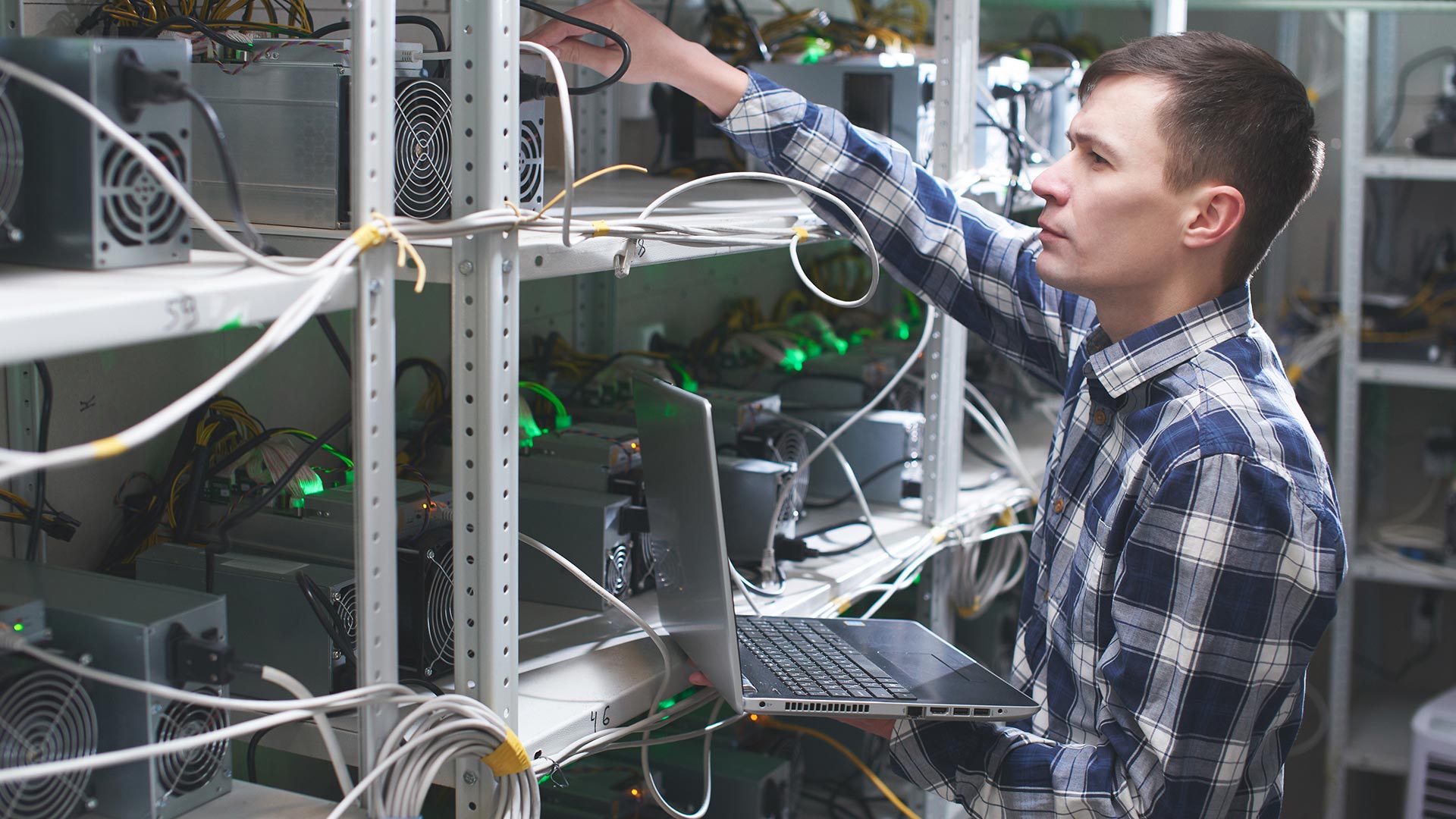 Minerando-Bitcoin. Imagem: Shutterstock