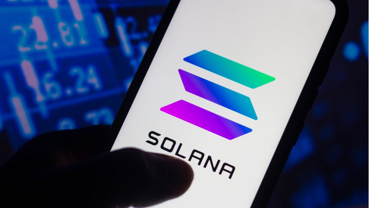 Solana em tela de celular valorização alta