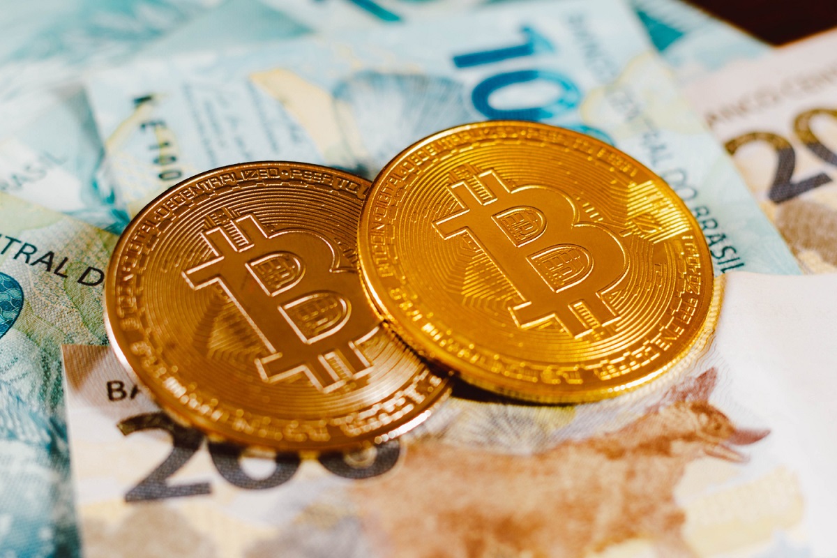 Bitcoins e notas de Real