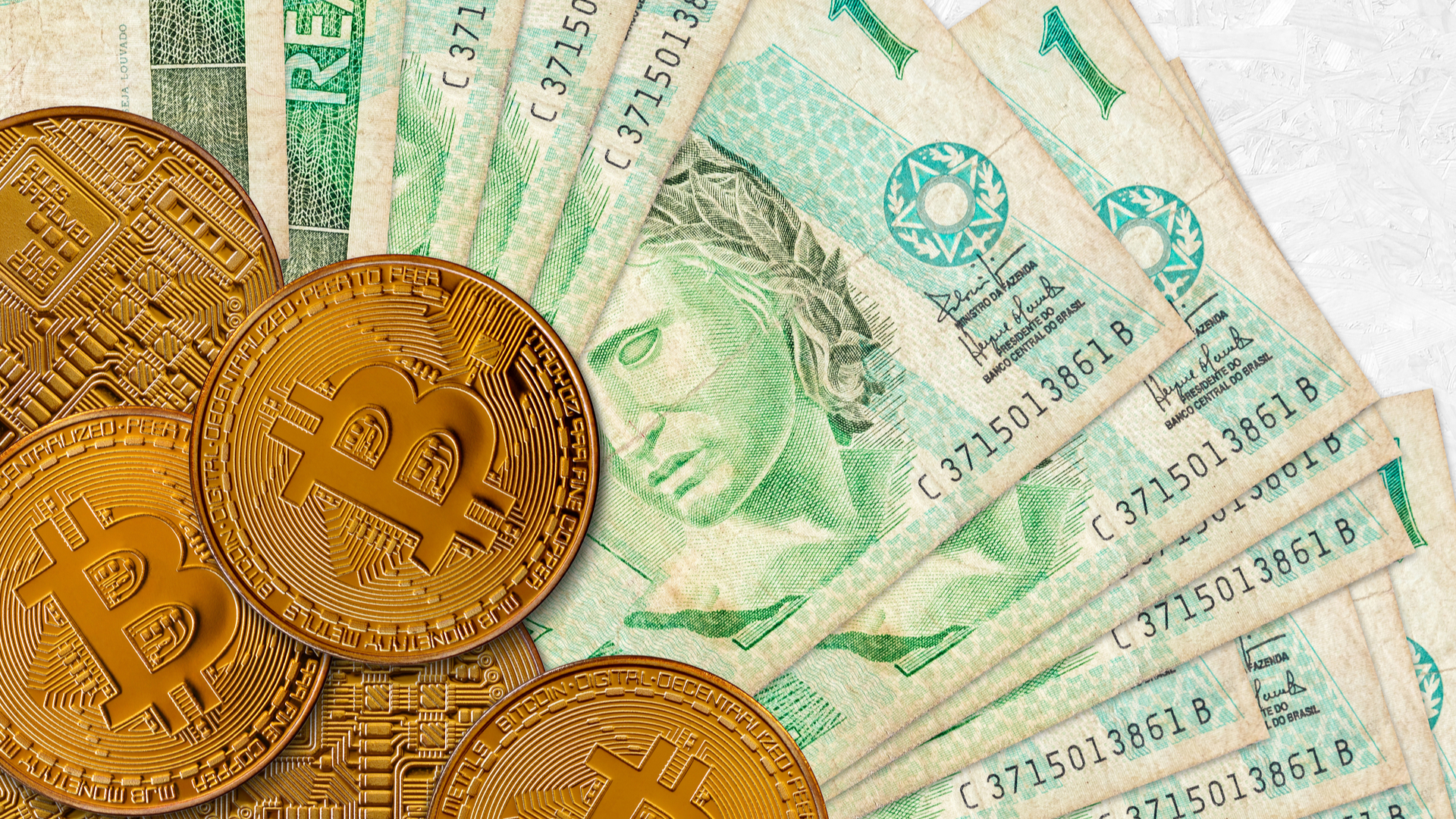 Cédulas de Real brasileiro e Bitcoin