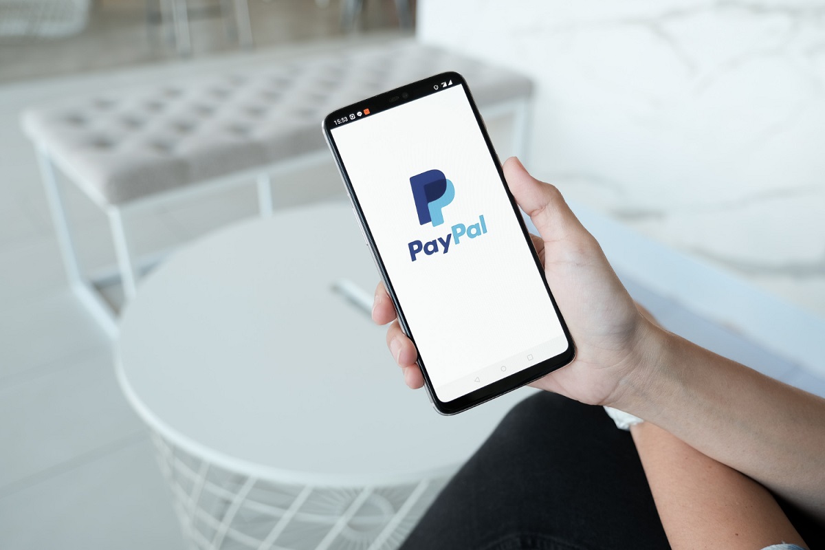 Celular com aplicativo do PayPal, dinheiro digital