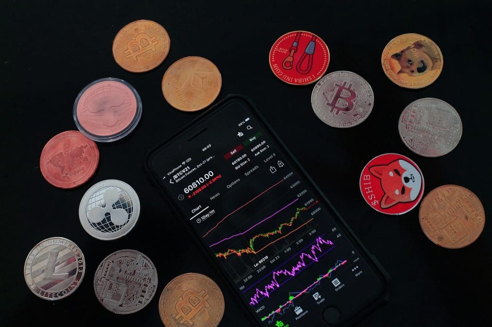 Criptomoedas próximas de gráfico de cotação no mercado preços armadilhas