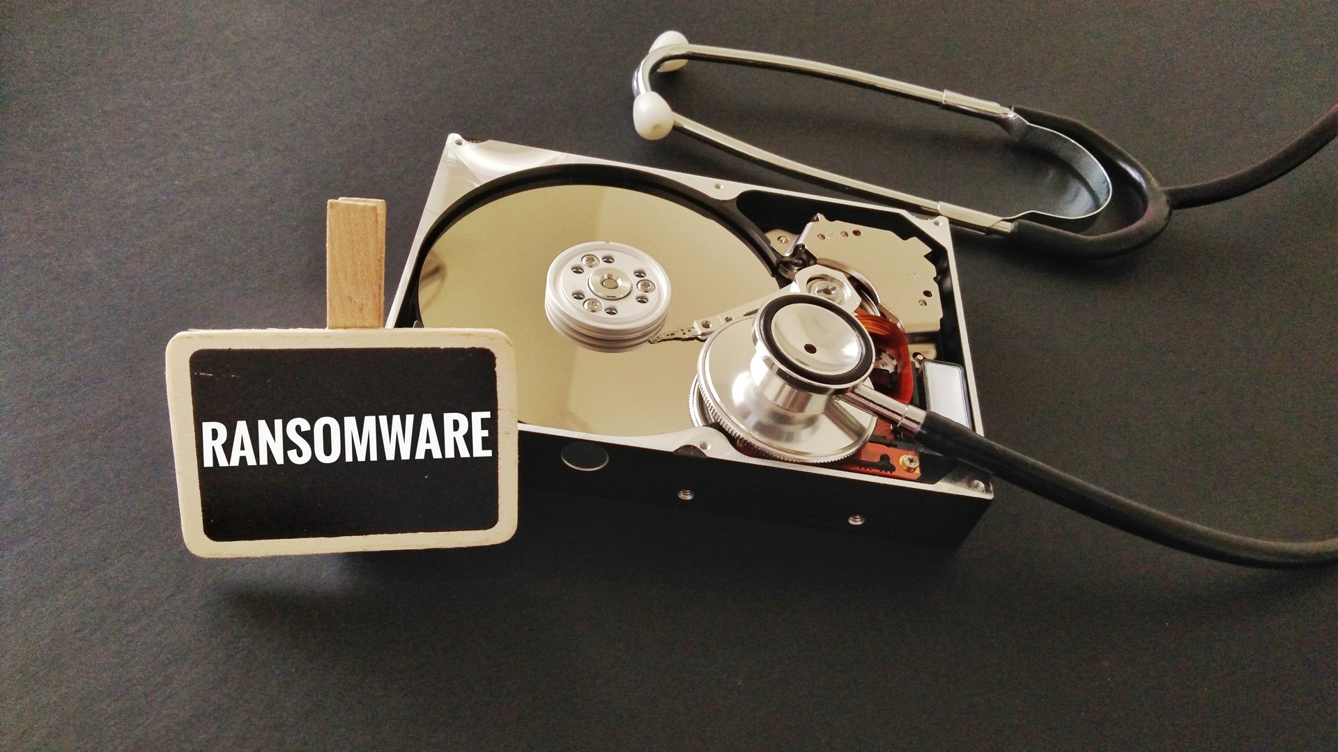 Estetoscópio médico procurando por informações em HD com a palavra ransomware