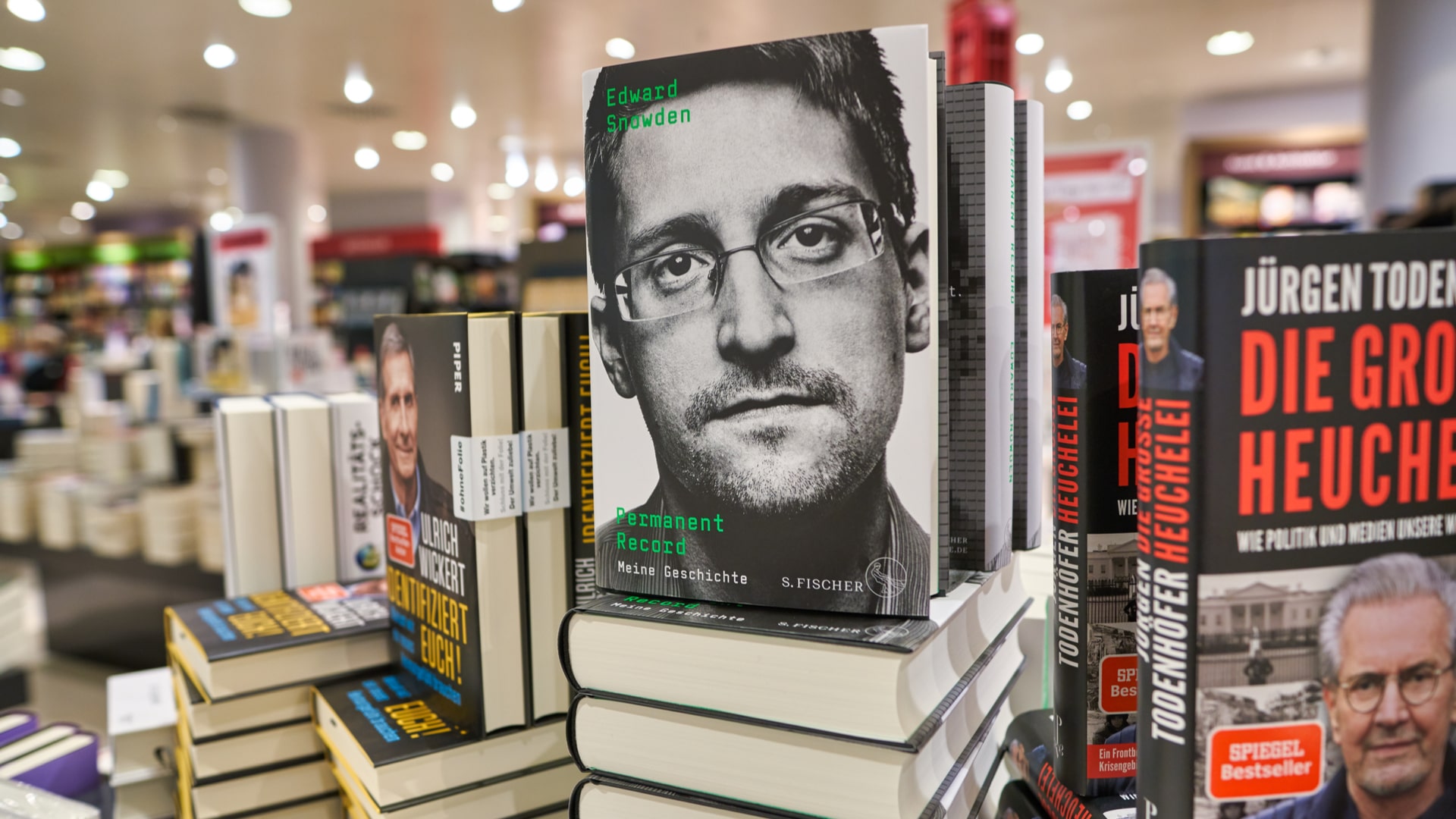 Livro do Edward Snowden em destaque