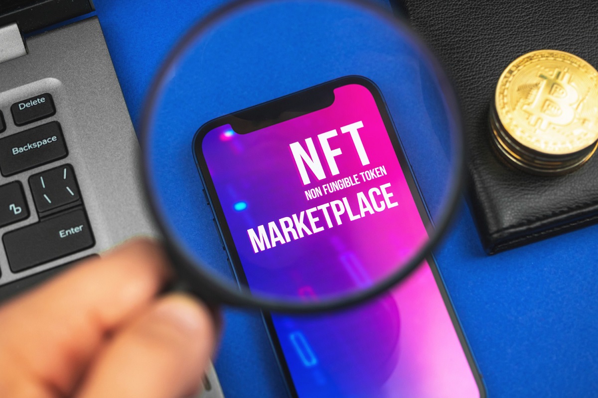 Lupa destacando plataforma de venda de NFTs ao lado de Bitcoin