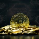 Monte de Bitcoin e ao fundo painel de blockchain