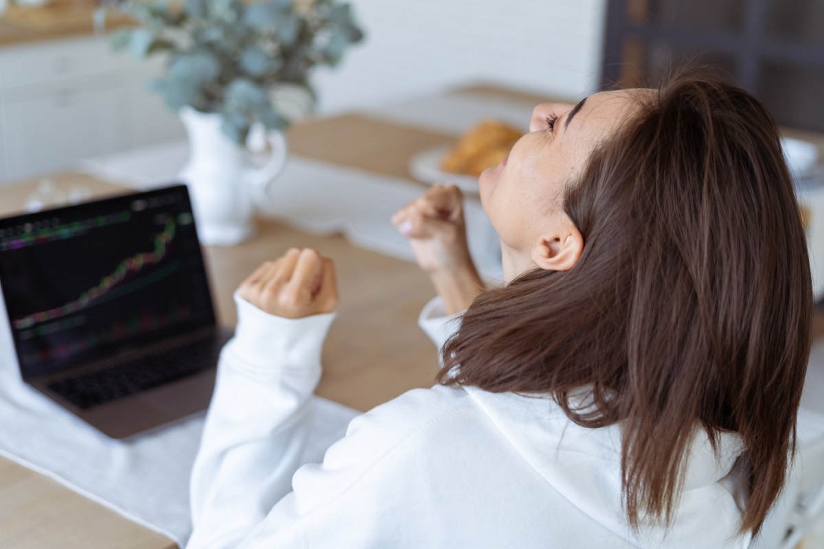 Mulher animada com preço do Bitcoin em alta