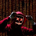 Pessoa com capuz vermelho e identidade oculta, hacker