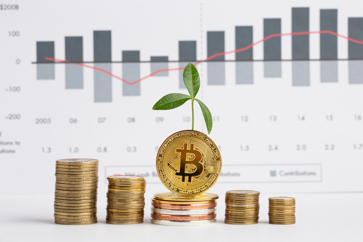 Pilha de Bitcoin em crescimento e gráfico de preço ao fundo