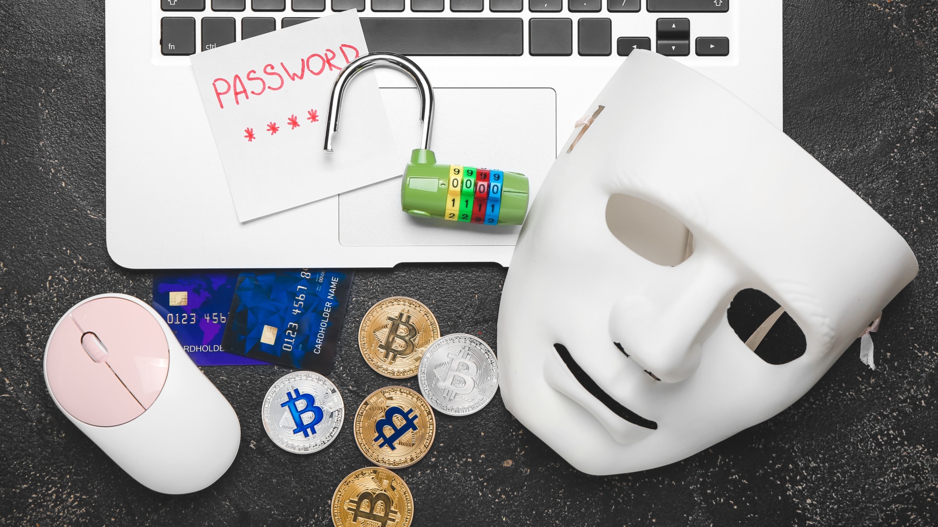 cartões de crédito e bitcoin em golpes pela internet