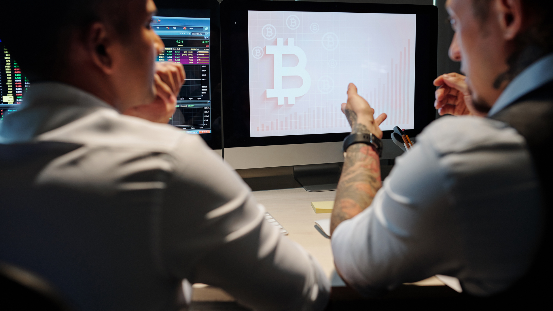 Analistas observando uma compra ou venda de Bitcoin