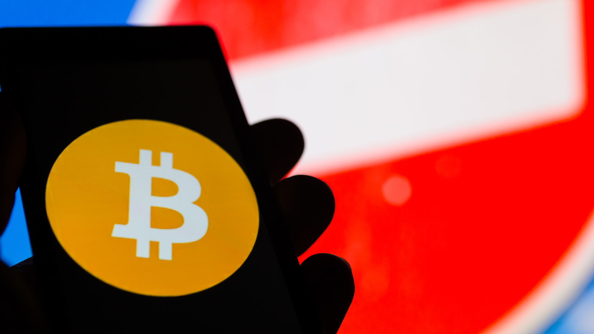Aplicativo com Bitcoin em frente a placa de proibido