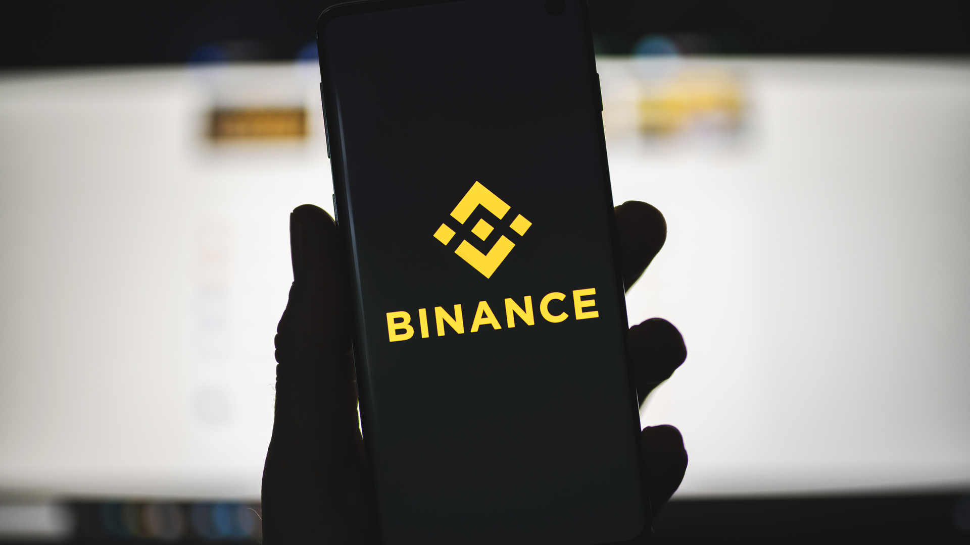 Aplicativo da Binance na mão de pessoa