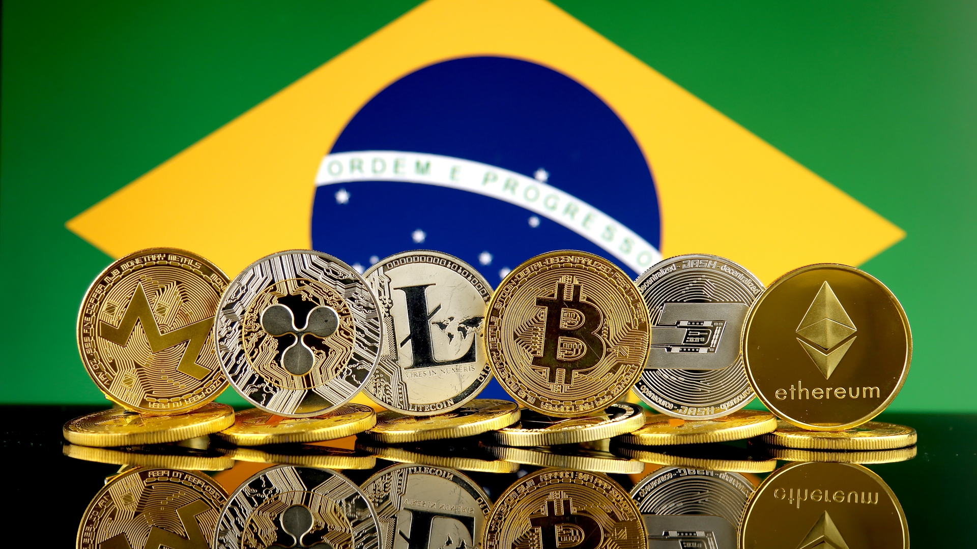Bandeira do Brasil atrás de criptomoedas