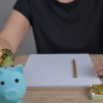 Bitcoin sendo colocado em cofrinho