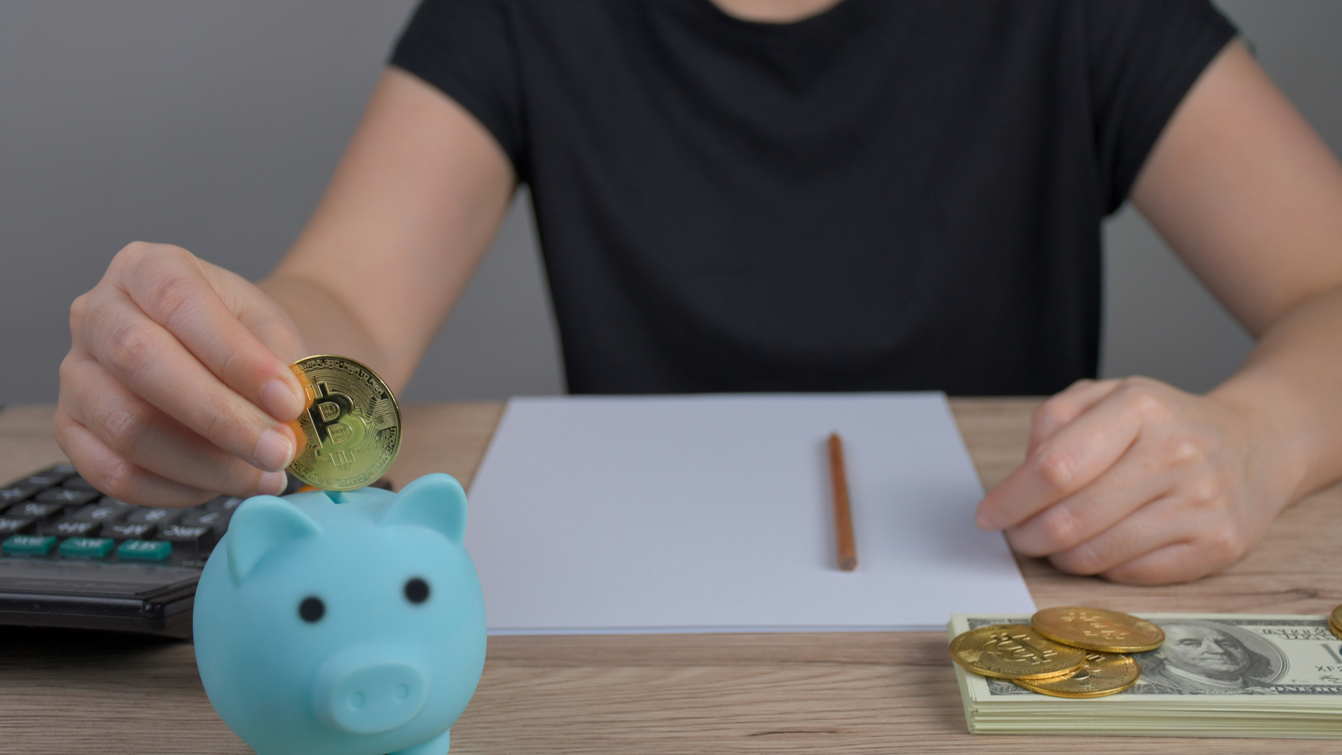 Bitcoin sendo colocado em cofrinho