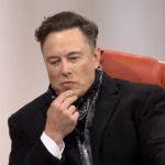 Elon Musk pensativo, durante participação no Codecon