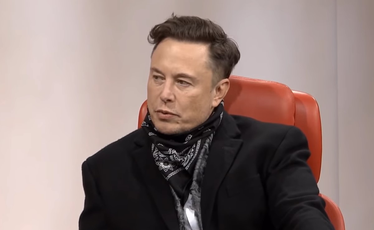 Elon Musk prestando atenção, em participação no Codecon
