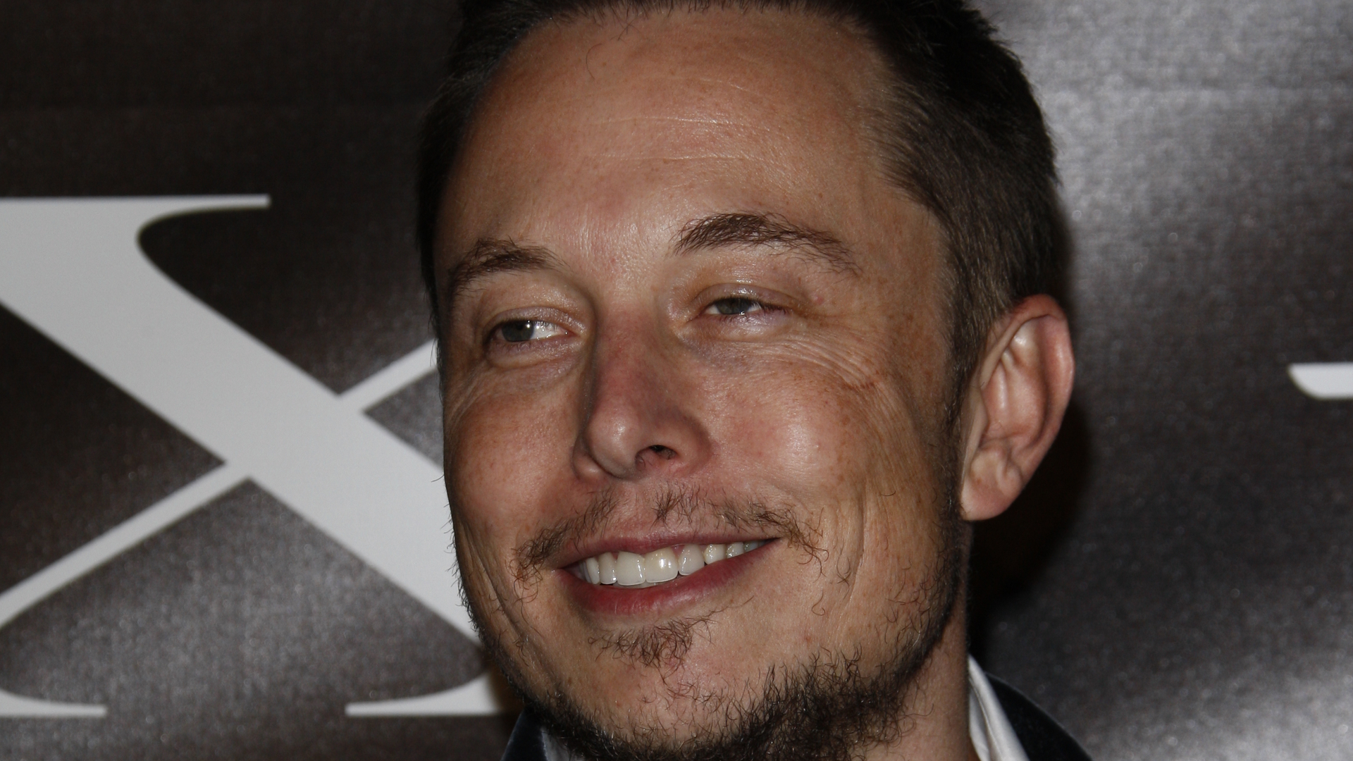 Elon Musk sorrindo em foto