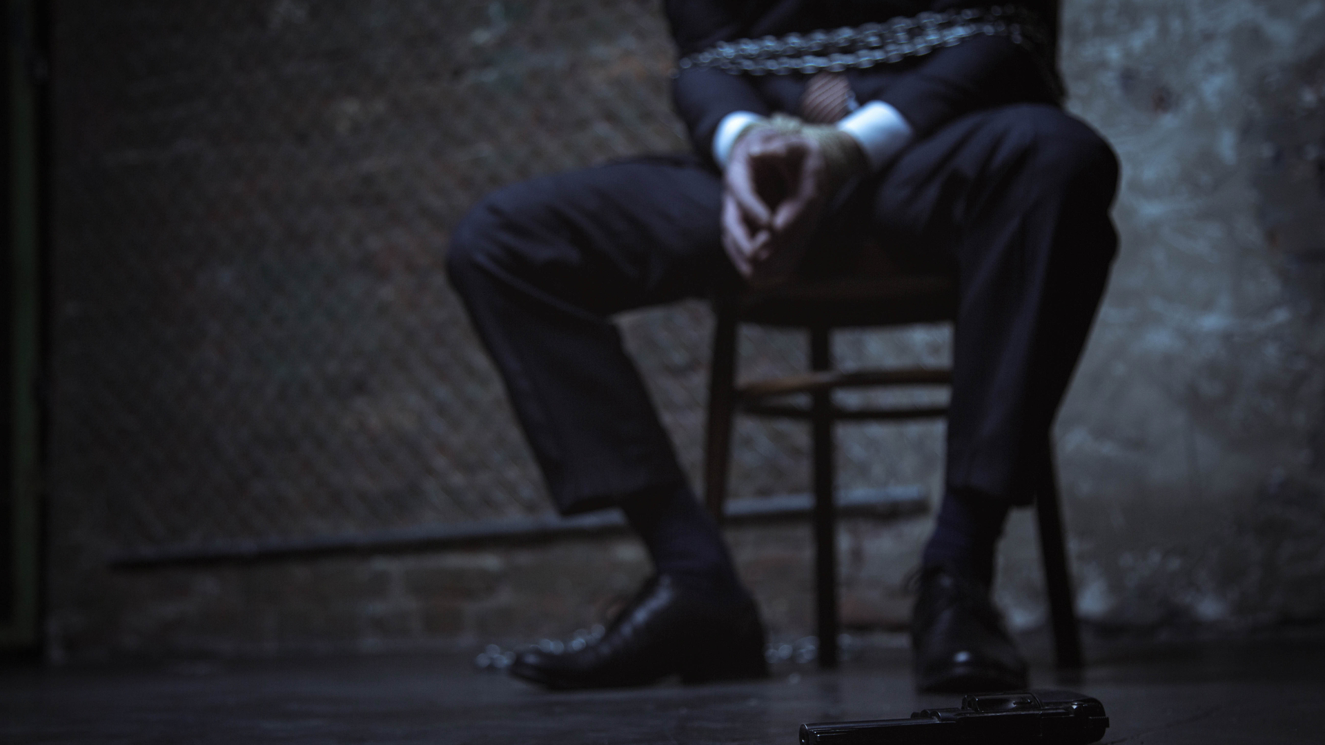 Homem amarrado em cadeira após ser sequestrado
