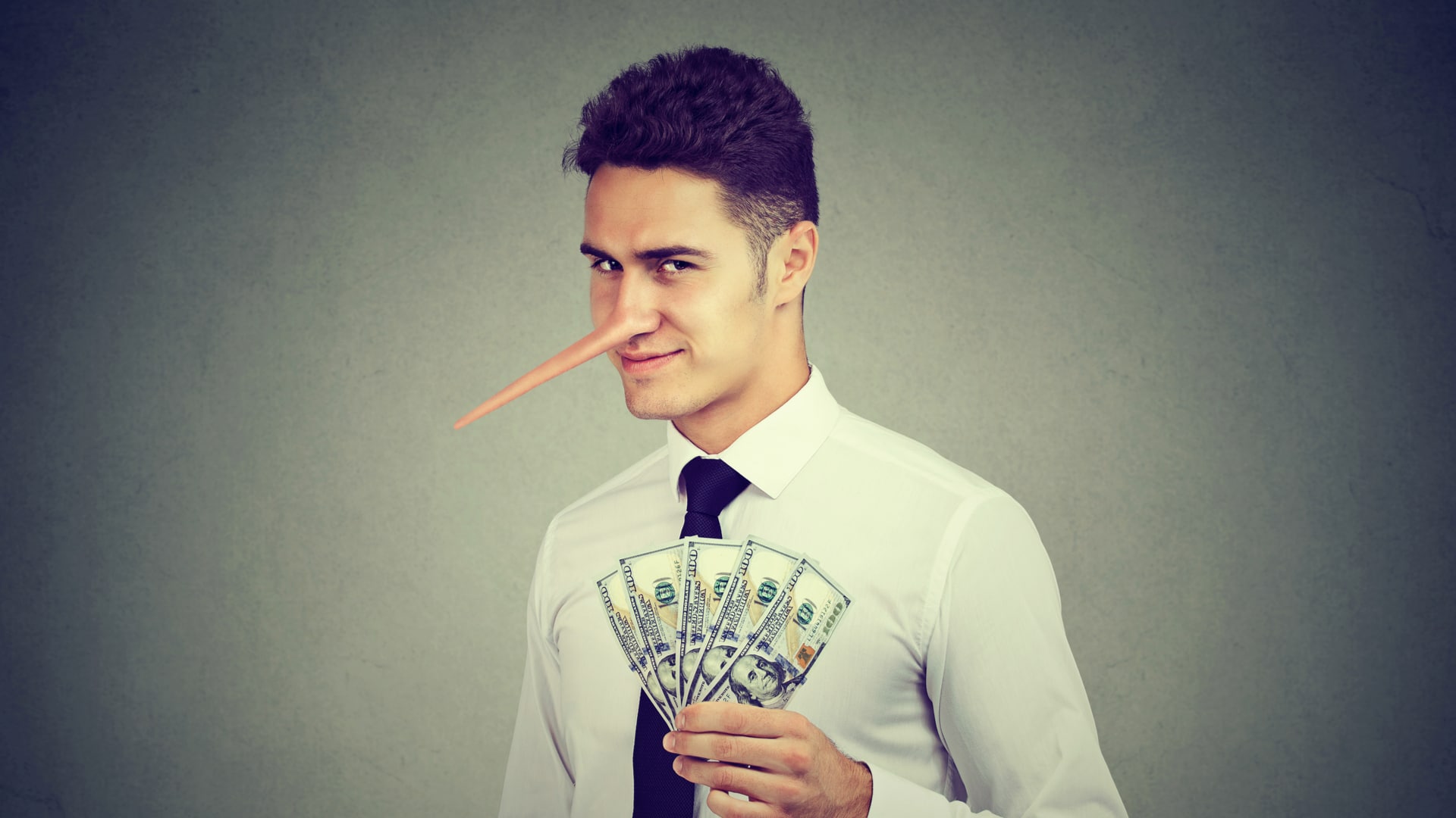 Homem com nariz grande segurando notas de dinheiro, esquema e golpe financeiro