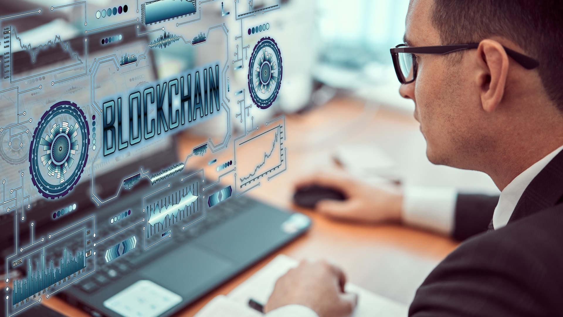 Homem observando holograma de blockchain