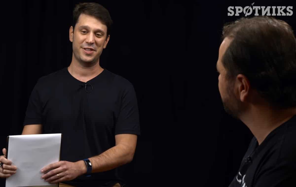 Luiz Alves em conversa com fã do Bitcoin em quadro do Spotniks