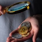Lupa observando criptomoedas, investigação